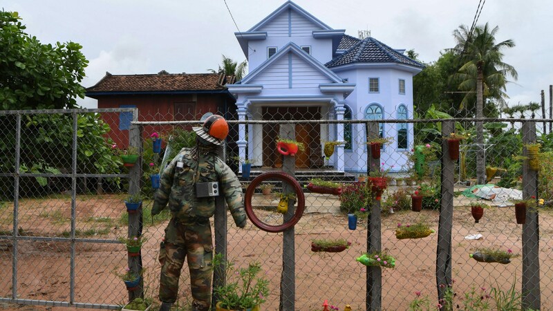 Die als „Ting Mong“ bekannten Puppen sind in kambodschanischen Dörfern häufig zu sehen, wenn Krankheiten wie das Dengue-Fieber oder jetzt Covid die Einwohner bedrohen. (Bild: APA/AFP)