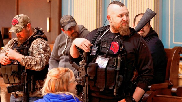 Rechtsextremist William Null (rechts mit Bart) wollte Gouverneurin Gretchen Whitmer entführen. (Bild: APA/AFP)