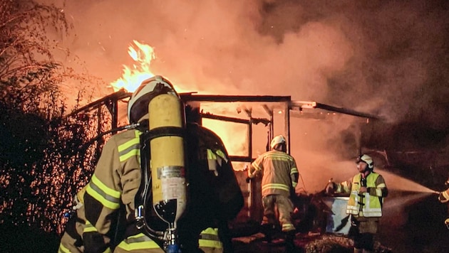 42 Einsatzkräfte der Freiwilligen Feuerwehr Seekirchen löschten das Feuer (Bild: Tschepp Markus)