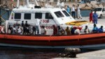 Migranten an Bord eines Schiffes der Küstenwache vor Lampedusa im September 2020 (Bild: AP Photo/Mauro Seminara)