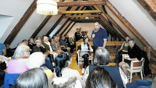 Viele Gäste kamen zu „Corona - Die Wahrheit“ am Sonntagabend in St. Stefan ob Stainz. Abstand gab es kaum. (Bild: Elmar Gubisch)