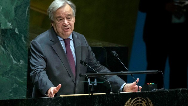 UNO-Generalsekretär Antonio Guterres hat angesichts der Corona-Krise zu einer weltweiten Waffenruhe aufgerufen. (Bild: AP)