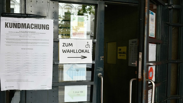 Bei der Wahlbeteiligung gab es einen starken Rückgang, vor allem viele ehemalige FPÖ-Wähler blieben zu Hause. (Bild: APA/ROLAND SCHLAGER)