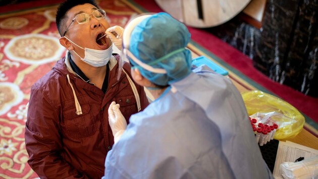 Die chinesische Stadt Qingdao will seine gesamte Bevölkerung von neun Millionen Einwohnern auf das Coronavirus testen. (Bild: AFP)