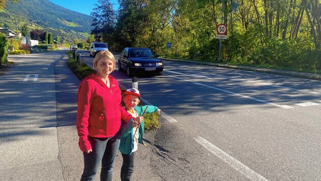Eva-Maria Hinteregger mit Sohn Adrian vor der gefährlichen Stelle der Milltsätter Straße in Radenthein. (Bild: Elisa Aschbacher)