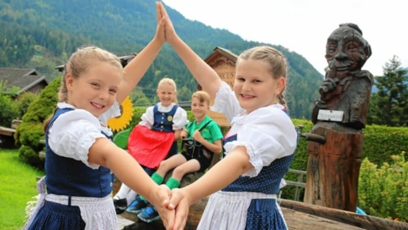 Bereits die Jüngsten des Heimatvereins der „Sadnig Buam und Dirndln“ sind mit vollem Eifer dabei und präsentieren stolz ihr Können. (Bild: Evelyn HronekKamerawerk)