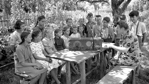 Einblicke in den Alltag der Nachkriegszeit: Kinder beim Radiohören. (Bild: Kärntner Landesarchiv)