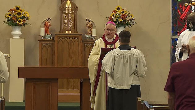 Gregory Aymond, Erzbischof von New Orleans, weihte den neuen Altar. (Bild: youtube.com/WWLTV)