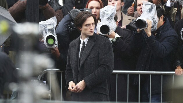 Robert Pattinson stand als Batman in Liverpool wieder vor der Kamera. (Bild: AP)