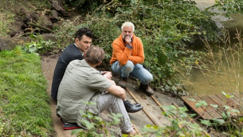 Im Bild: Manuel Rubey, Martin Feifel und Regisseur Andreas Kopriva bei den Dreharbeiten. (Bild: ORF)