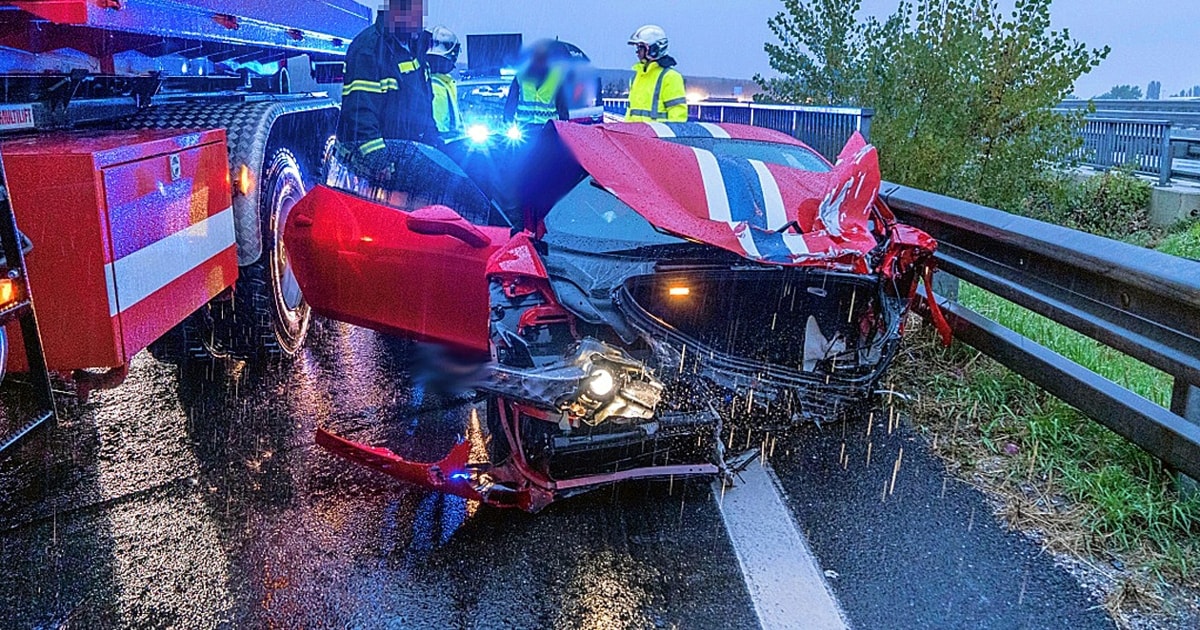 Crash bei Aquaplaning - 560-PS-Ferrari bei Unfall auf A2 schwer ...