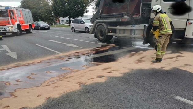 Auf den Straßen in Schwarzach kam es zu einer massiven Verunreinigung durch Öl bzw. Diesel. (Symbolbild) (Bild: Berufsfeuerwehr Klagenfurt)