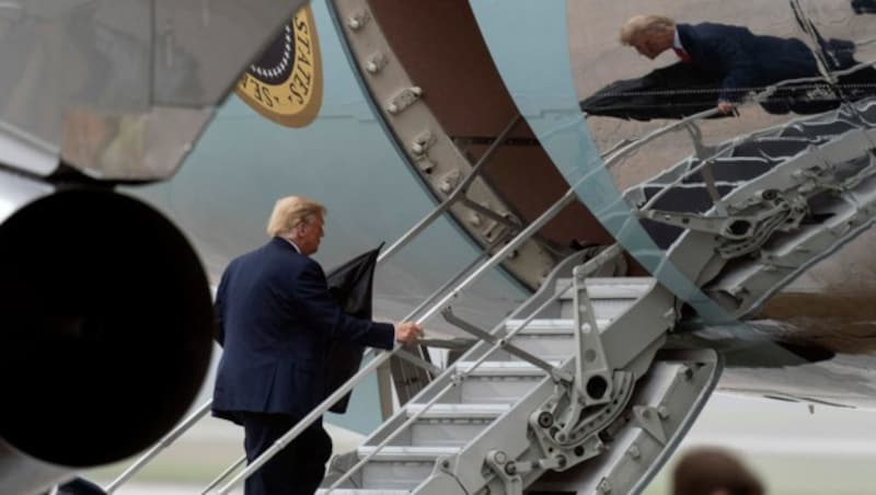 Donald Trump geht an Bord der Air Force One. (Bild: AP)