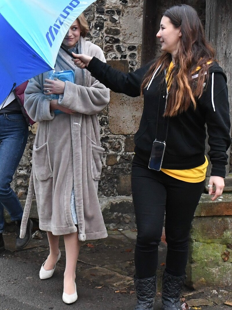 Emma Corrin während der Dreharbeiten zu „The Crown“ vor der Winchester-Kathedrale (Bild: Kirsty O'Connor / PA / picturedesk.com)