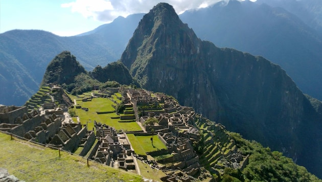 Ein japanischer Tourist machte ganz alleine ein Selfie vor der peruanischen Archäologiestätte Machu Picchu. (Bild: AFP)