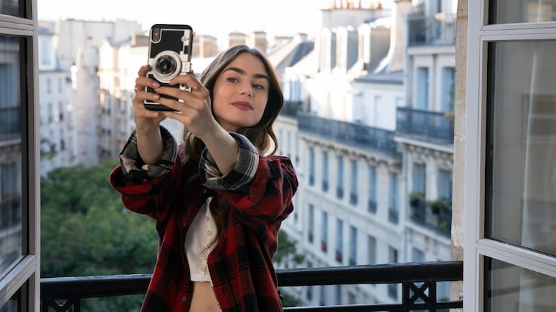 Emily Cooper (Lily Collins) in Paris (Bild: © 2020 Netflix, Inc.)