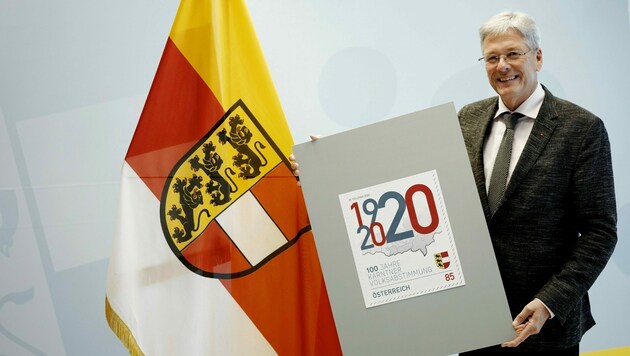 LH Peter Kaiser mit der Sonderbriefmarke „100 Jahre Kärntner Volksabstimmung“. (Bild: Büro LH Kaiser)