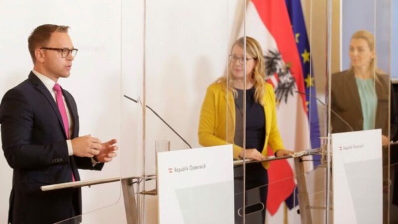 Mario Derntl (ZLÖ - Zukunft. Lehre. Österreich) und die ÖVP-Ministerinnen Margarete Schramböck und Christine Aschbacher (Bild: APA/BKA/REGINA AIGNER)