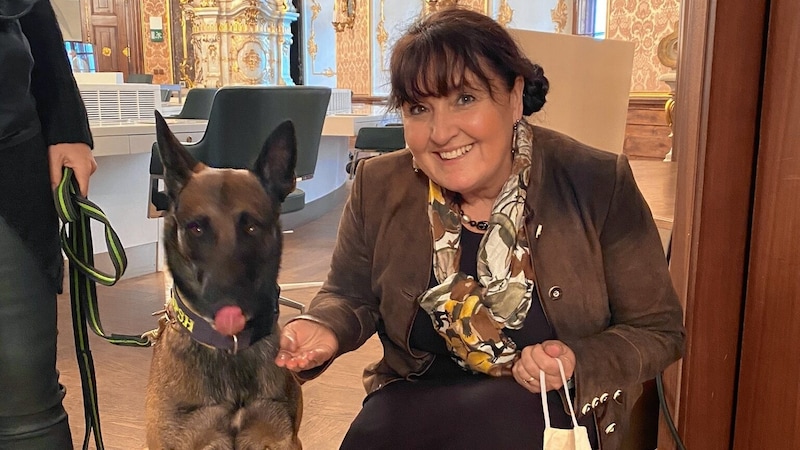 Manuela Khom mit Sprengstoffspürhund „Dodge“ bei einer Aktion zum Thema „Sicherer Landtag“  (Bild: Landtag Steiermark/Eigletsberger)