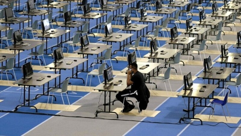 Ein Studierender in Louvain-La-Neuve während einer Prüfung (Bild: APA/AFP/BELGA/ERIC LALMAND)