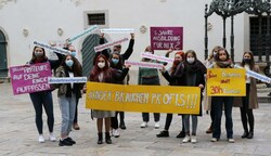 Schüler der Grazer BAfEP demonstrierten am Dienstag gegen die neuen Anstellungskriterien in steirischen Kindergärten. (Bild: Jauschowetz Christian)