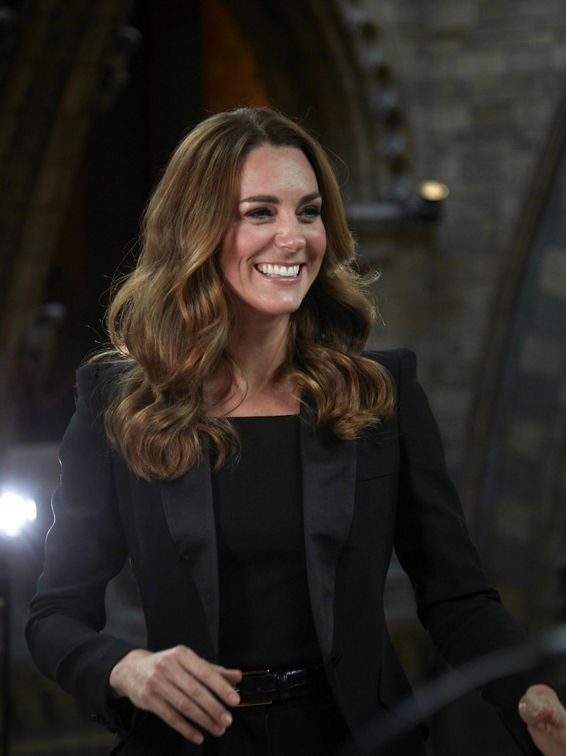 Herzogin Kate begeistert in der Hintze Hall des „Natural History Museum“ mit ihrem taillierten Blazer mit Satinrevers von ihrem Lieblingslabel Alexander McQueen. (Bild: APA/Natural History Museum via AP)