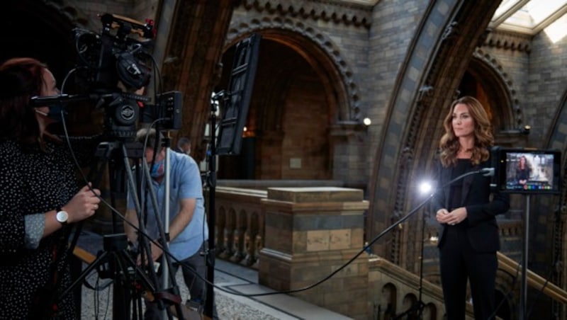 Herzogin Kate verkündet im Naturhistorischen Museum in London den Gewinner des diesjährigen „Wildlife Photographer of the Year“-Wettbewerbs. (Bild: APA/Natural History Museum via AP)