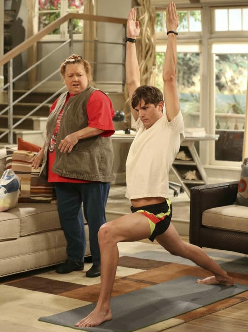 Conchata Ferrell mit Ashton Kutcher in „Two And A Half Men“ (Bild: www.viennareport.at)