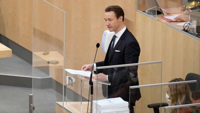 Finanzminister Gernot Blümel (ÖVP) bei seiner Budgetrede (Bild: APA/ROLAND SCHLAGER)