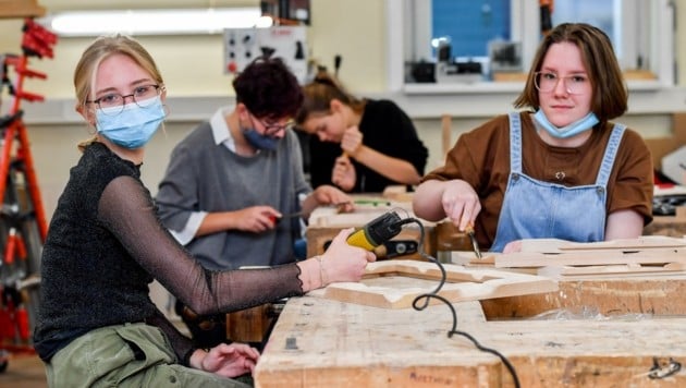 Schüler in der HBLA für Kunst bei der Holzbearbeitung. Viele haben auch ihr eigenes Werkzeug angeschafft. (Bild: Dostal Harald)
