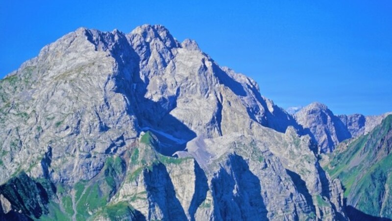 Die Bergwelt der Karnischen Alpen zieht alljährlich Bergsteiger und Wanderer an. Im Bild der Karnische Hauptkamm mit Eiskar. (Bild: Wallner Hannes)