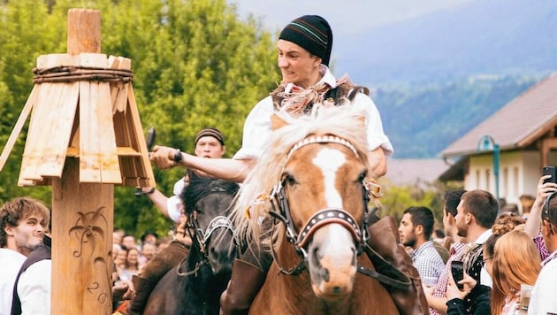 Das Kufenstechen zählt zu den spektakulärsten Reiterbräuchen und soll seinen Ursprung in mittelalterlichen Ritterspielen haben. (Bild: Burschenschaft Feistritz)