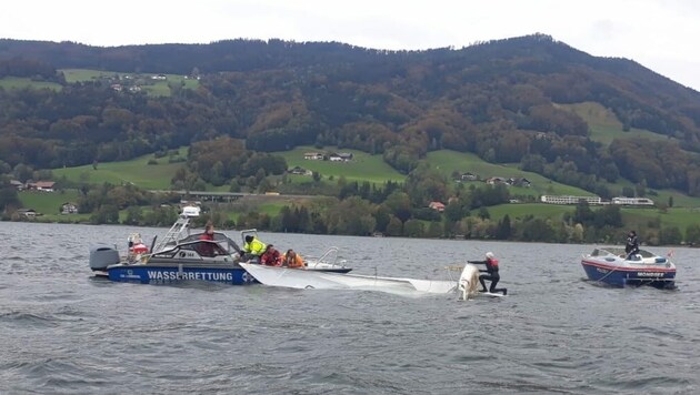 Wasserrettung und Polizei bargen das Segelboot und brachten es gemeinsam mit dem 44-jährigen Besitzer ans Ufer. (Bild: Wasserrettung Mondsee)