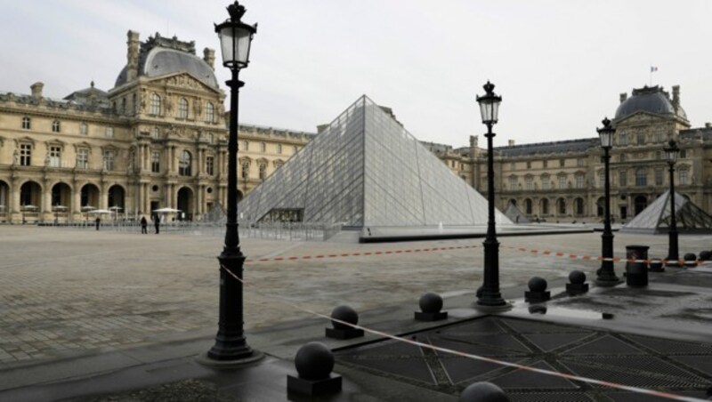 Gähnende Leere vorm Louvre (Bild: AFP)