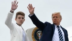 Barron Trump mit seinem Vater, dem US-Präsidenten, im Jänner 2020 (Bild: AP)