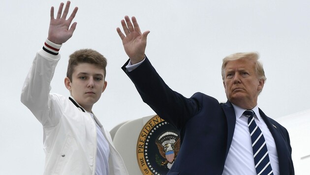 Barron Trump mit seinem Vater, dem US-Präsidenten, im Jänner 2020 (Bild: AP)