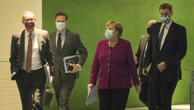 Merkel traf sich mit den 16 Ministerpräsidenten zur Krisensitzung. (Bild: AP)