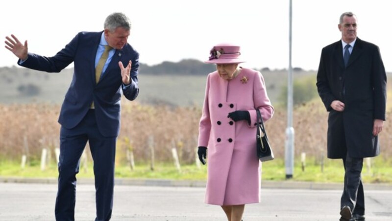 Um die Gesundheit der Queen nicht zu gefährden, wurden alle Beteiligten getestet und penibel auf den Mindestabstand geachtet. (Bild: AFP)