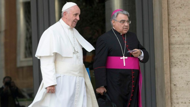 Papst Franziskus mit Bischof Marcello Semeraro (Bild: AP)
