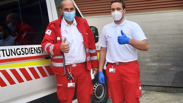 Mario Schmölzer (li.) und Marc Schranz danken dem unbekannten Polizisten, der sie bis ins AKH Wien geleitet hat. (Bild: Rotes Kreuz Burgenland)