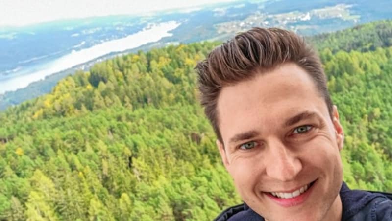 Selfie von „Krone“-Redakteur Dorian Wiedergut auf der höchsten Plattform des Pyramidenkogel-Turmes mit Blick auf den See. (Bild: Dorian Wiedergut)