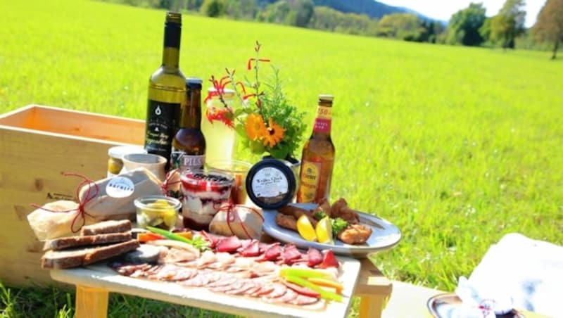 Schinken, Wurst, Backhendl, köstliches Roggenbrot mit Butter, dazu Bier und Wein aus dem Gurktal - und zum Abschluss etwas Süßes. (Bild: Evelyn HronekKamerawerk)