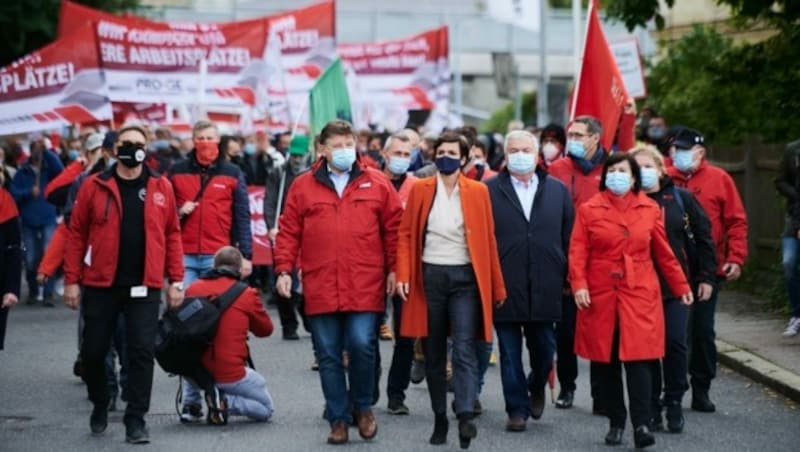 SPÖ-Chefin Pamela Rendi-Wagner beim MAN-Warnstreik und der Kundgebung in Steyr, u.a. mit Betriebsratsvorsitzendem Erich Schwarz und PRO-Ge Vorsitzenden Rainer Wimmer. (Bild: SPÖ/Prinz)