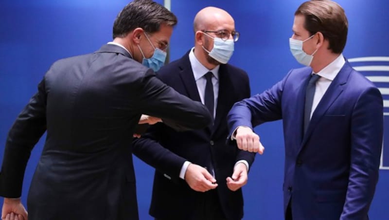 Der niederländische Premier Mark Rutte (li.) begrüßt Kanzler Sebastian Kurz (Bild: AP)