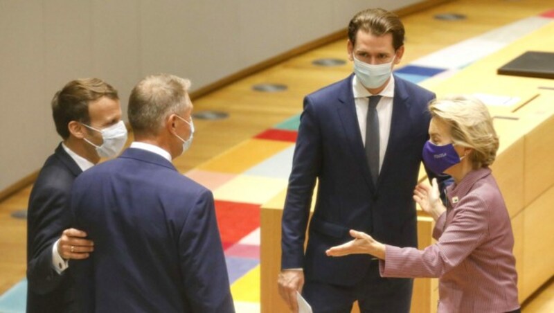 Sebastian Kurz im Gespräch mit EU-Kommissionschefin Ursula von der Leyen und Frankreichs Präsident Emmanuel Macron (Bild: APA/BKA/Dragan Tatic)