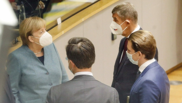 Bundeskanzler Sebastian Kurz im Gespräch mit Kanzlerin Angela Merkel und den Premiers Mark Rutte und Andrej Babis (Bild: APA/BKA/Dragan Tatic)