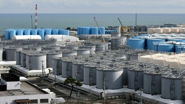 In diesen Tanks wird das radioaktiv verseuchte Wasser gelagert. (Bild: APA/AFP/Kazuhiro Nogi)