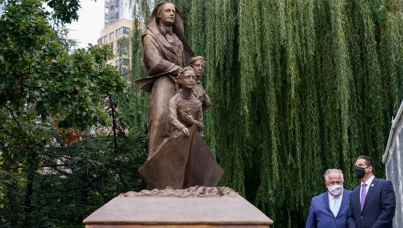 New Yorks Gouverneur Andrew Cuomo und Angelo Vivolo neben der Statue (Bild: AP)