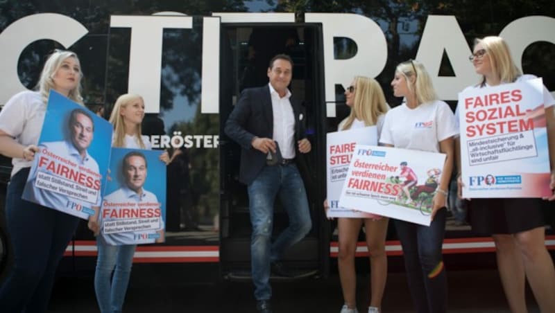 Strache im Nationalratswahlkampf 2017 vor dem ominösen Bus, der von Stieglitz angeblich kostenlos zur Verfügung gestellt wurde (Bild: AFP)