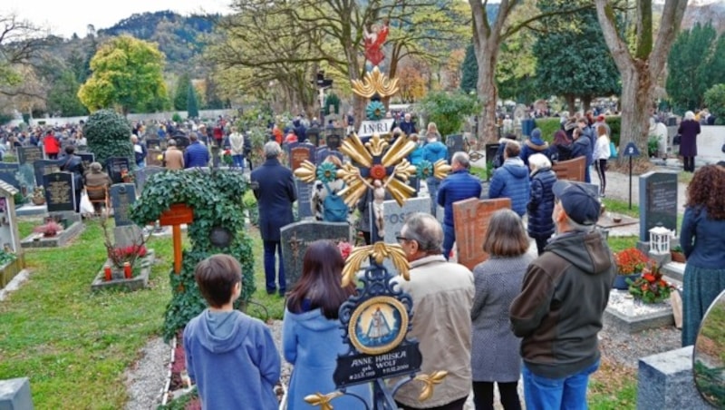 Am 1. November (Allerheiligen) findet österreichweit die Gräbersegnung statt. (Bild: Christof Birbaumer / Kronenzeitung)